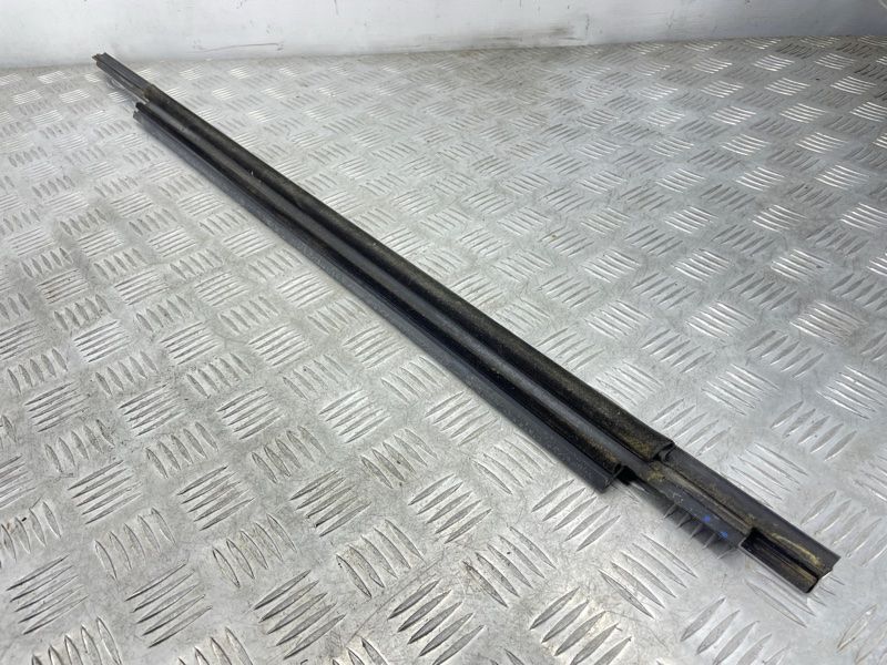 Молдинг / ущільнювач пазу скла 8U08532842ZZ Audi Q3