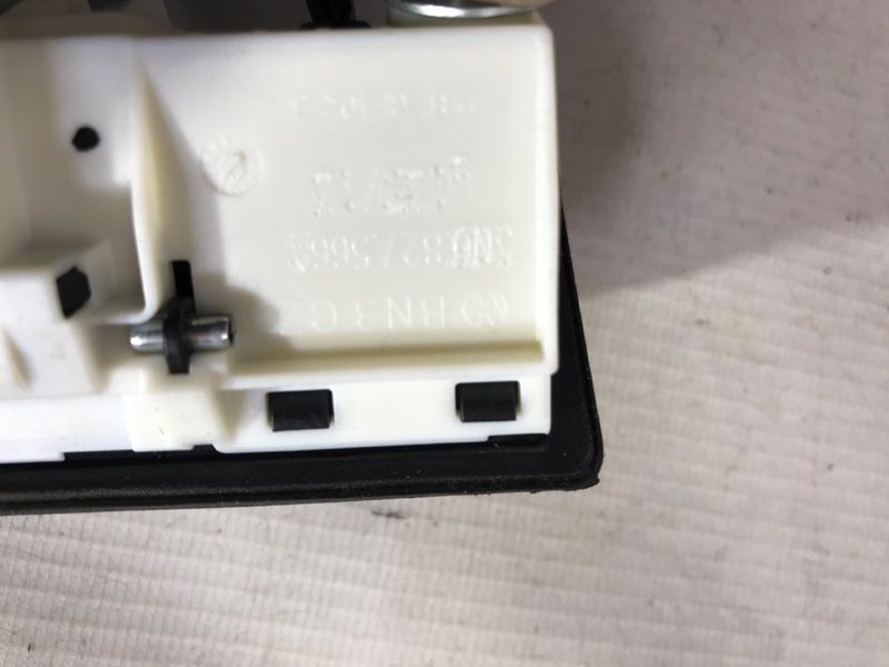 Кнопка замка крышки багажника с камерой 3C9827566A Volkswagen Touareg