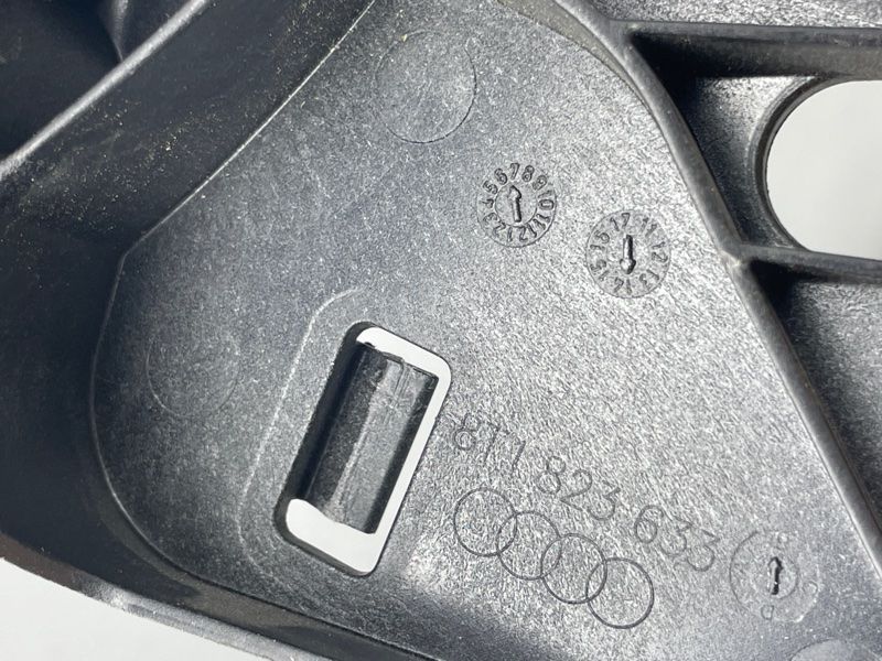 Кронштейн ручки открывания капота 8T1823633B Audi A6