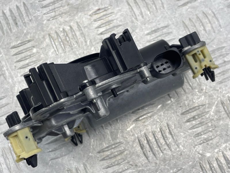 Двигун доводчика кришки багажника 3V5827887A Audi A4 Allroad