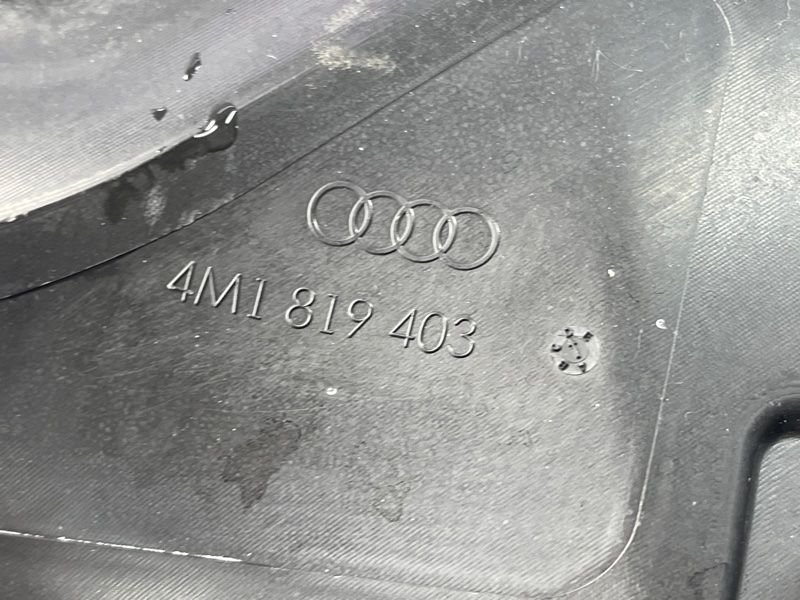 Водовідвідний щиток Audi Q7
