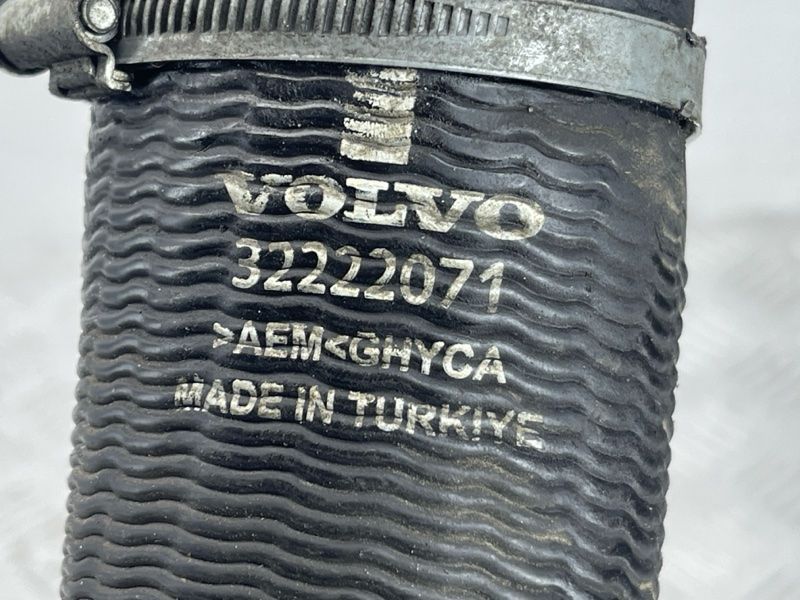 Патрубок интеркулера левый 32222071 Volvo XC60 Volvo S60, Volvo V60, Volvo V60 Cross Country, Volvo V90, Volvo V90 Cross Country, Volvo XC60, Volvo XC90