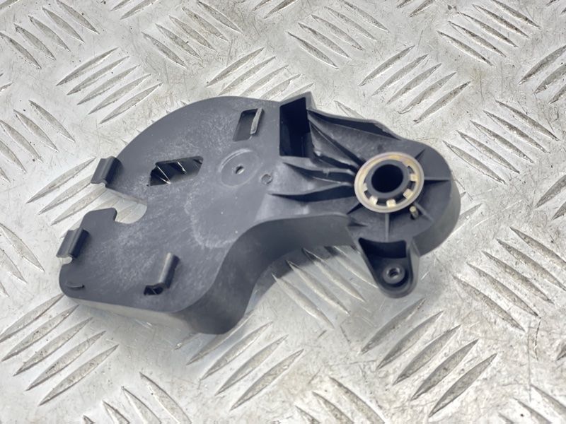 Кронштейн ручки открывания капота 8T1823633B Audi A6