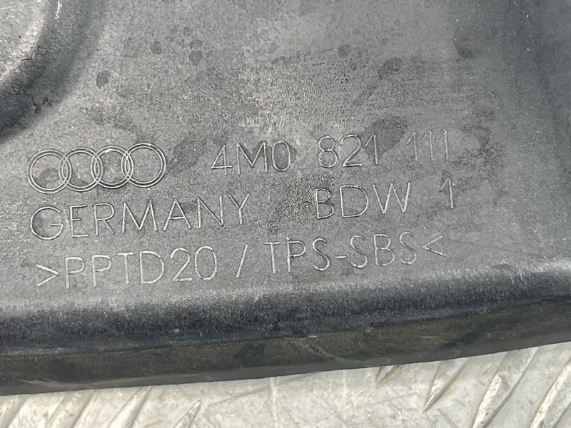 Замикаюча панель крила Audi Q7