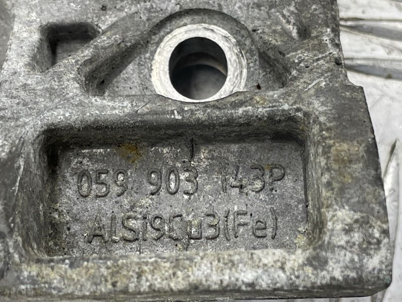 Кронштейн 059903143P Audi Q7