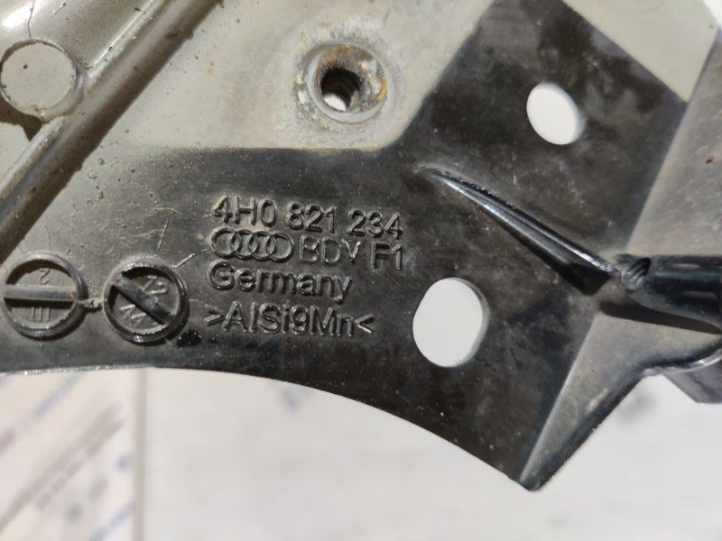 Розпірка крила 4H0821136F Audi S8