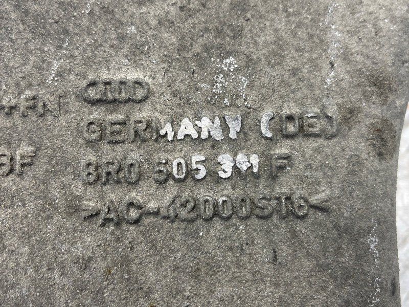 Важіль задньої підвіски нижній 8R0505311F Audi A6