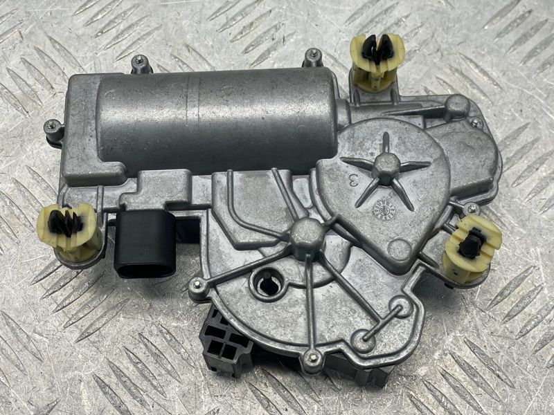 Двигун доводчика кришки багажника 3V5827887A Audi A4 Allroad