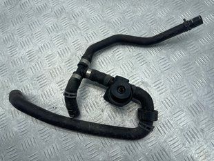Шланг ОЖ с клапаном 7P0122049H Volkswagen Touareg