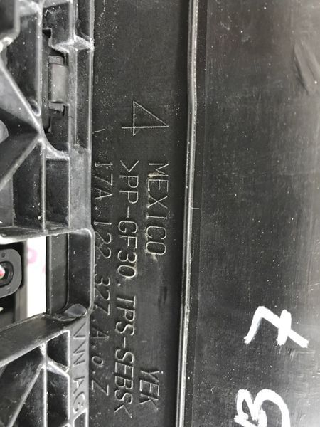 Решітка радіатора 17a122327 Volkswagen Passat