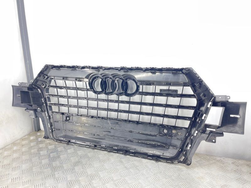 Решітка радіатора 4M0853651F Audi Q7
