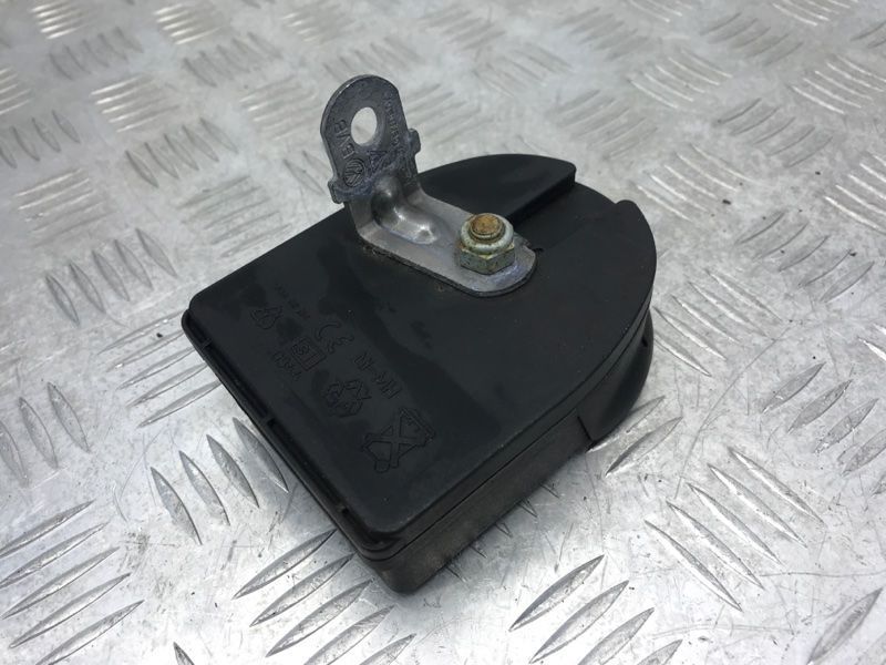 Сирена системи антивикрадення 1K0951605C Audi Q7 Audi A3, Audi A4, Audi A4 Allroad, Audi A5, Audi A6, Audi A7, Audi A8, Audi Q3, Audi Q5, Audi Q7, Audi R8, Audi RS5, Audi RS7, Audi S4, Audi S5, Audi S6, Audi S7, Audi S8, Audi SQ5, Audi TT, Audi TT RS, Audi TTS, Porsche 718 Spyder, Porsche 911, Porsche Cayenne, Porsche Macan, Porsche Panamera, Volkswagen Beetle, Volkswagen CC, Volkswagen Eos, Volkswagen Golf, Volkswagen Golf R, Volkswagen GTI, Volkswagen Jetta, Volkswagen Tiguan, Volkswagen Touareg