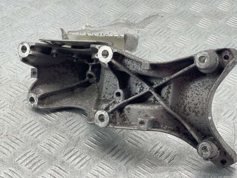 Кронштейн Audi A6