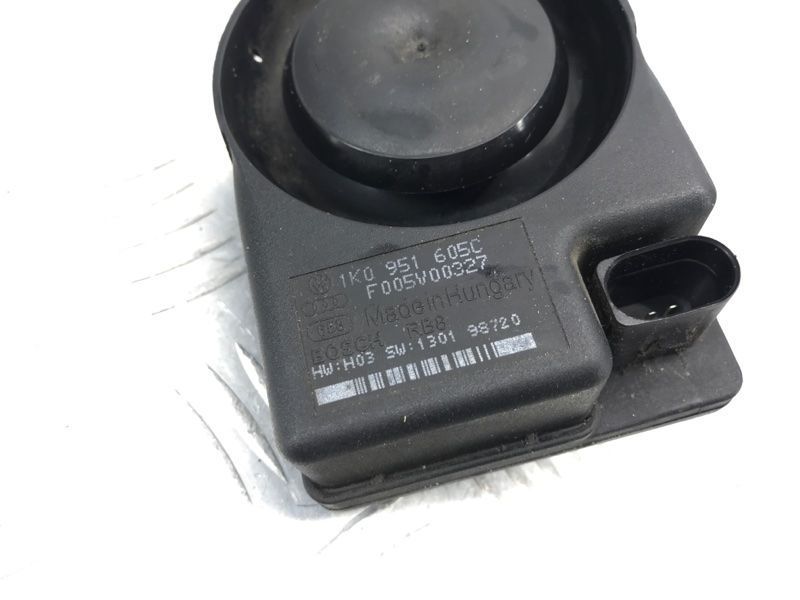 Сирена системи антивикрадення 1K0951605C Audi Q7 Audi A3, Audi A4, Audi A4 Allroad, Audi A5, Audi A6, Audi A7, Audi A8, Audi Q3, Audi Q5, Audi Q7, Audi R8, Audi RS5, Audi RS7, Audi S4, Audi S5, Audi S6, Audi S7, Audi S8, Audi SQ5, Audi TT, Audi TT RS, Audi TTS, Porsche 718 Spyder, Porsche 911, Porsche Cayenne, Porsche Macan, Porsche Panamera, Volkswagen Beetle, Volkswagen CC, Volkswagen Eos, Volkswagen Golf, Volkswagen Golf R, Volkswagen GTI, Volkswagen Jetta, Volkswagen Tiguan, Volkswagen Touareg