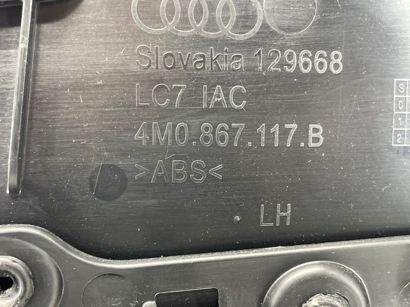 Обшивка дверей Audi Q7