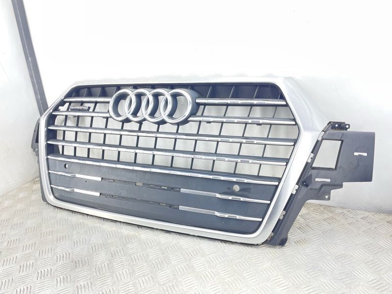 Решітка радіатора 4M0853651F Audi Q7