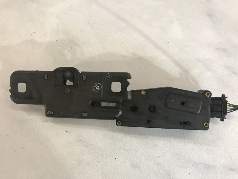 Тримач замка кришки багажника з доводчиком 4F9827383D Audi Q7 Audi A4, Audi A4 Allroad, Audi A6, Audi Q5, Audi Q7, Audi SQ5