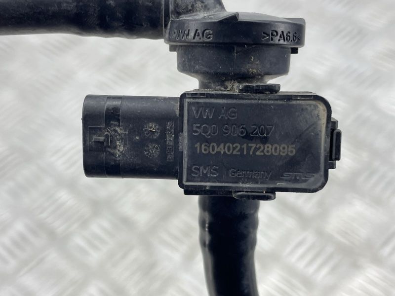 Трубка вакуумна зі зворотнім клапаном 4G1611931F Audi A6