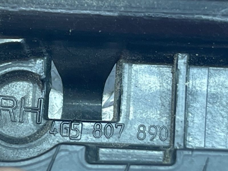 Кріплення фари Audi A6