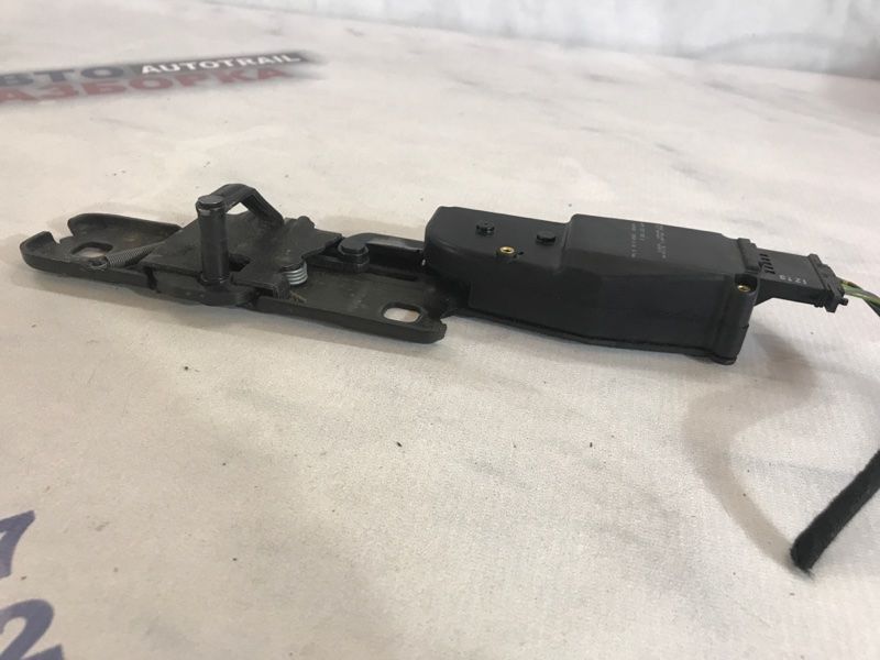 Тримач замка кришки багажника з доводчиком 4F9827383D Audi Q7 Audi A4, Audi A4 Allroad, Audi A6, Audi Q5, Audi Q7, Audi SQ5