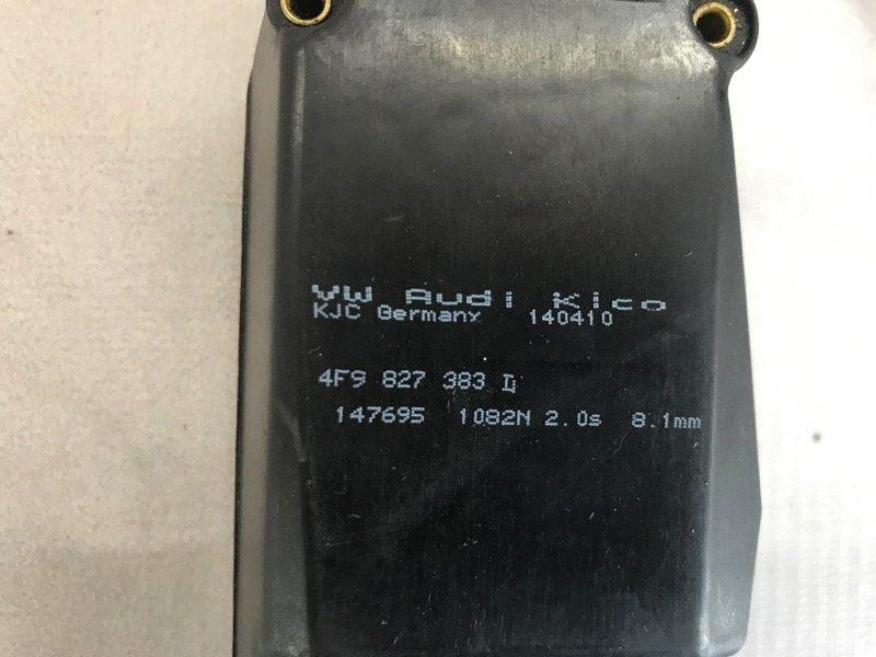 Тримач замка кришки багажника з доводчиком 4F9827383D Audi Q7 Audi A4, Audi A4 Allroad, Audi A6, Audi Q5, Audi Q7, Audi SQ5