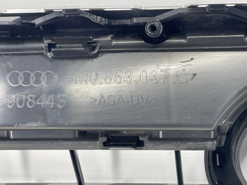 Решітка радіатора 4M0853651F Audi Q7