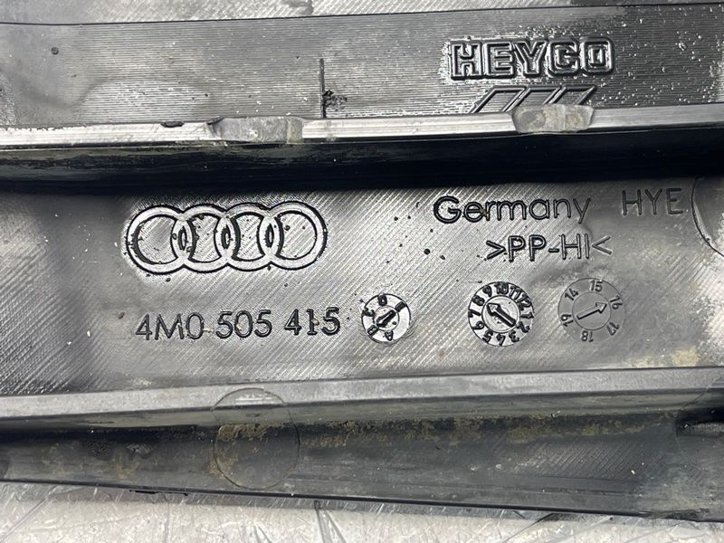 Aнтигравійний захист / накладка 4M0505415B Audi Q7