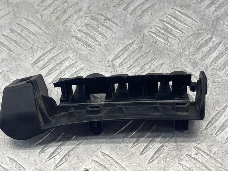 Кріплення фари Audi A6