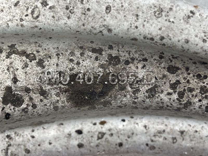 Важіль передньої підвіски поперечний нижній 4M0407695D Audi Q7