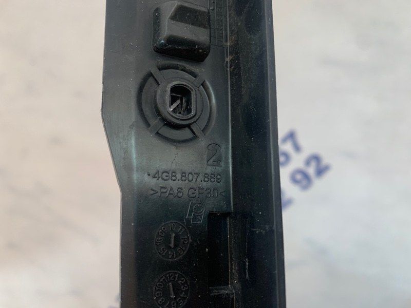 Направляюча заднього бампера 4G8807889 Audi A7