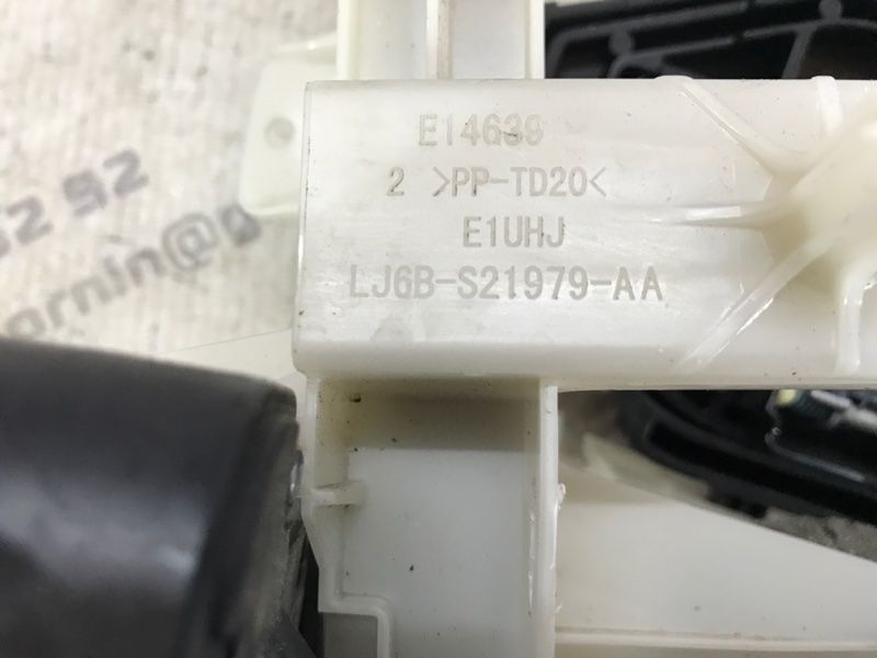 Замок дверей Ford Escape