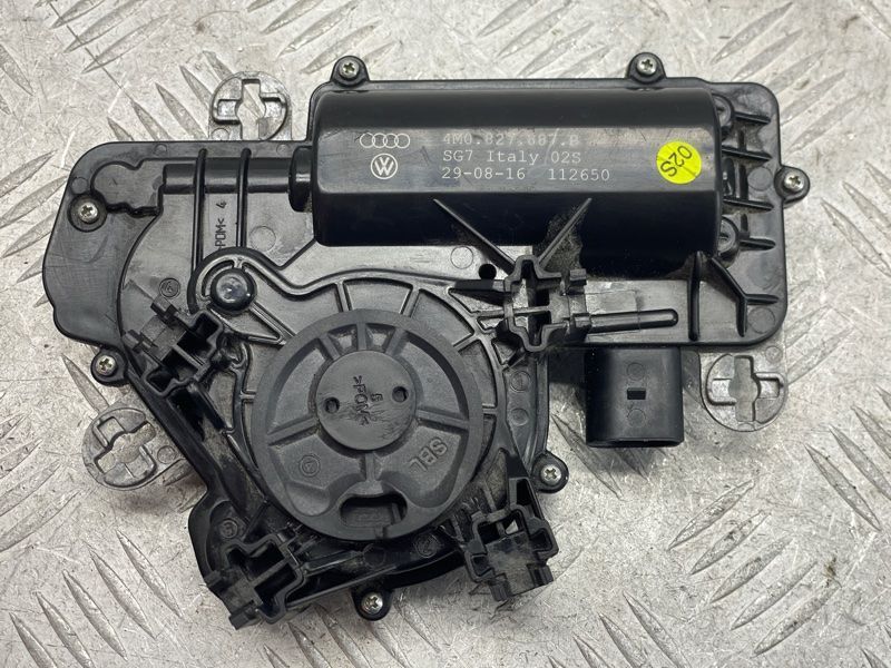 Двигун доводчика кришки багажника 4M0827887B Audi Q7