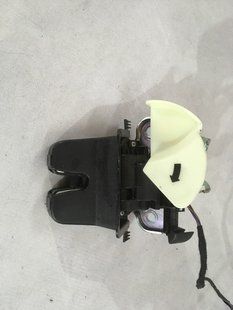 Замок крышки багажника 17A827505 Volkswagen Jetta