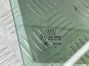 Стекло двери 4H0845202A Audi A8