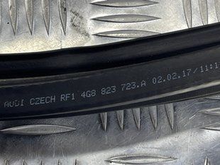 Ущільнювач водовідвідного короба під капотом 4G8823723A Audi A7