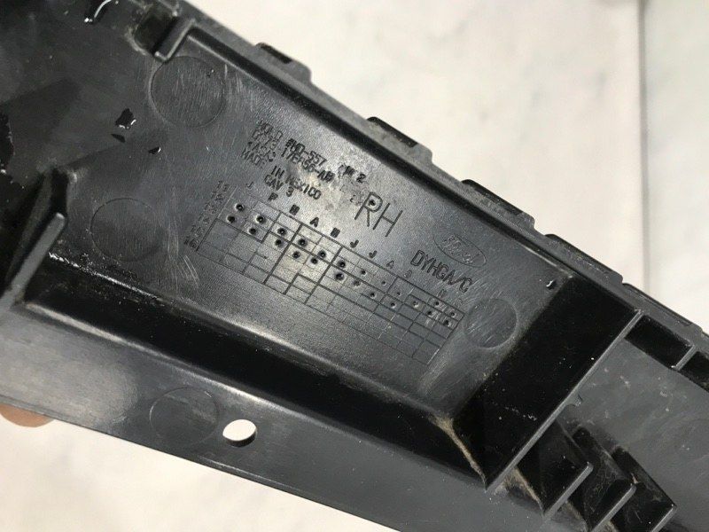 Направляюча / кріплення / кронштейн бампера DS7317E857A Ford Fusion