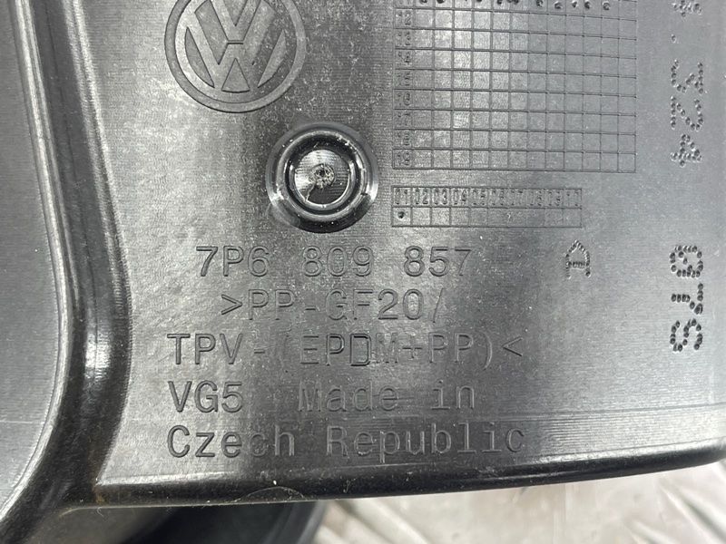 Корпус лючка кришки паливного бака в зборі Volkswagen Touareg