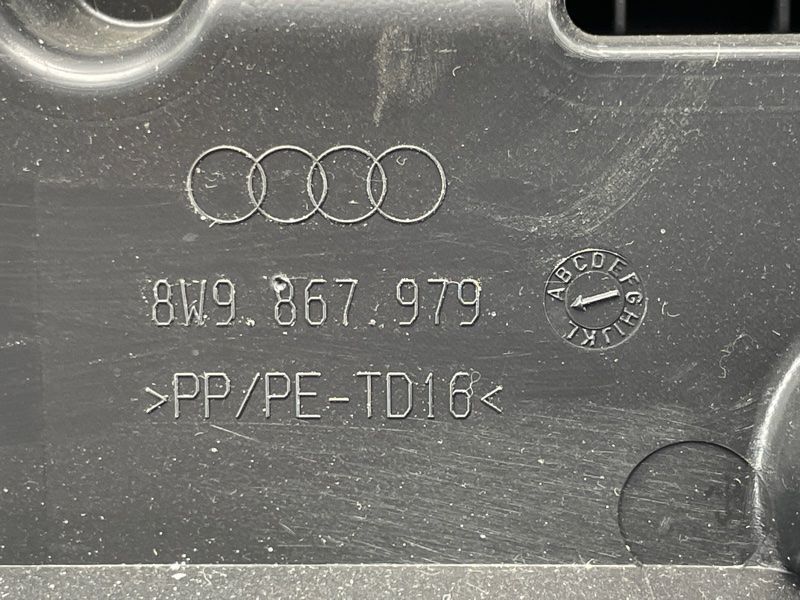 Обшивка крышки багажника 8W9867979 Audi A4 Allroad