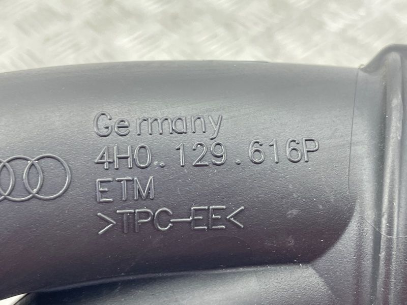 Патрубок 4H0129616P Audi A8