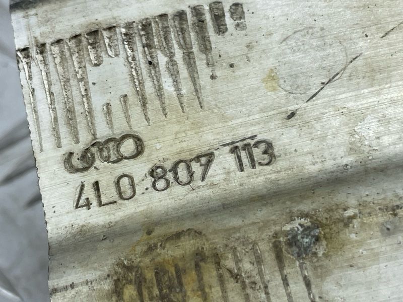 Підсилювач переднього бампера 4L0807113 Audi Q7