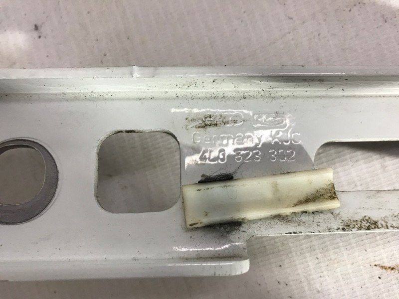Петля капота 4L0823302 Audi Q7