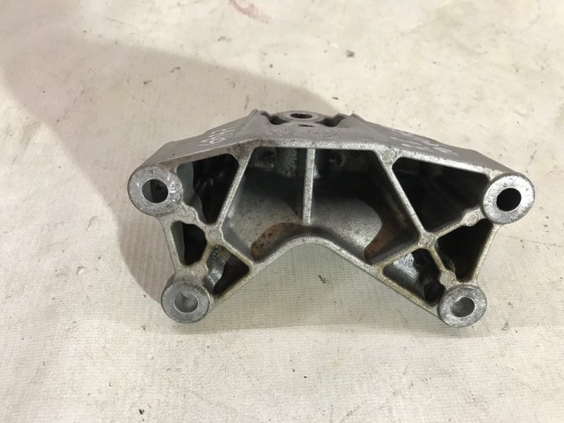 Кронштейн 7L8399649 Volkswagen Touareg