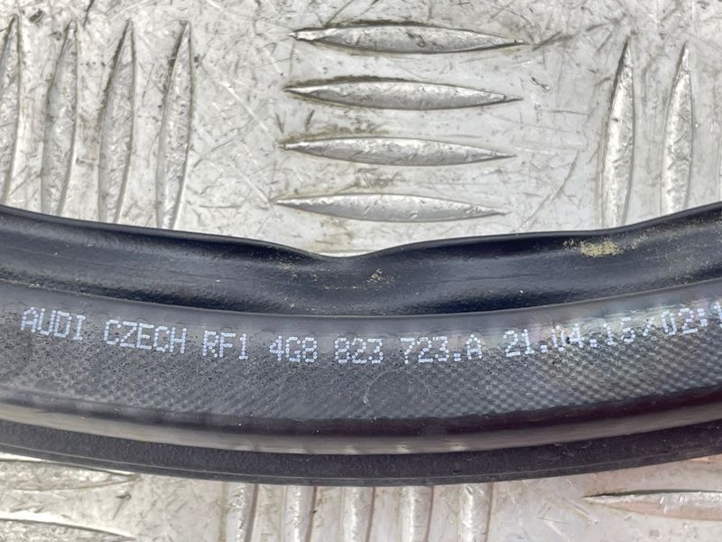 Ущільнювач водовідвідного короба під капотом Audi A7