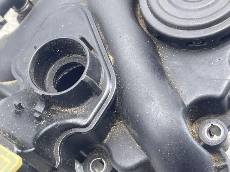Клапан вентиляции картера двигателя 06E103547 Volkswagen Touareg