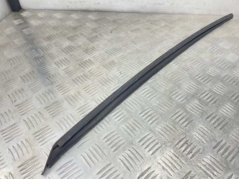 Молдинг лобового скла 8W0854327C Audi A4