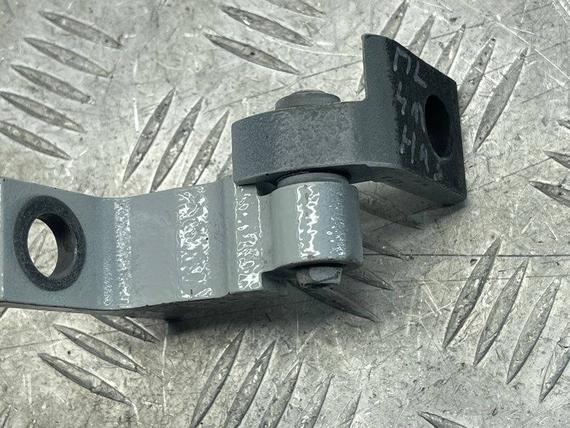 Петля дверей верхня 8S0833407A Audi Q7