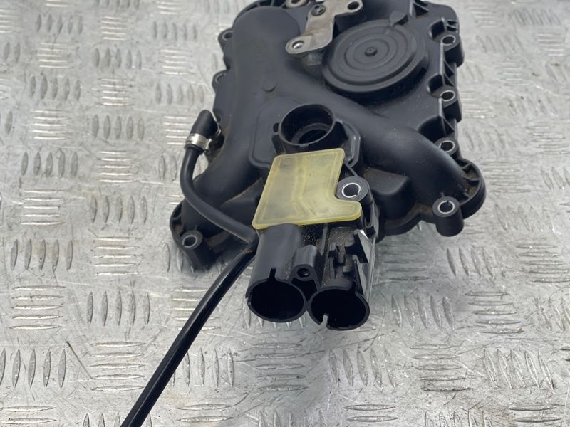 Клапан вентиляции картера двигателя 06E103547 Volkswagen Touareg