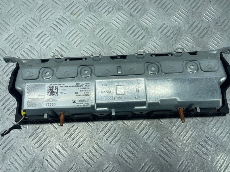 Подушка безопасности водителя в колени Airbag 4G8880842A Audi A7