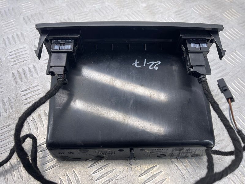 Ящик центральной консоли бардачок 7P6863092 Volkswagen Touareg