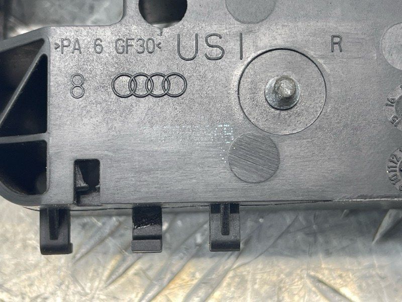 Кронштейн ручки 8T0837886B Audi S4